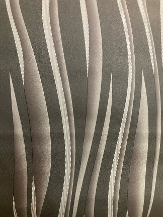 Striped Safari - Fekete és szürke hullámos tapéta